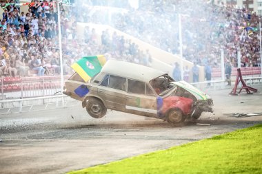 Omsk, Rusya - 03 Ağustos 2013: Otomatik rodeo, araba stunts.