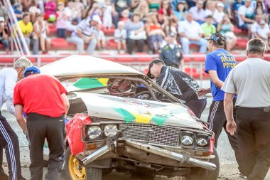 Omsk, Rusya - 03 Ağustos 2013: Otomatik rodeo, araba stunts.