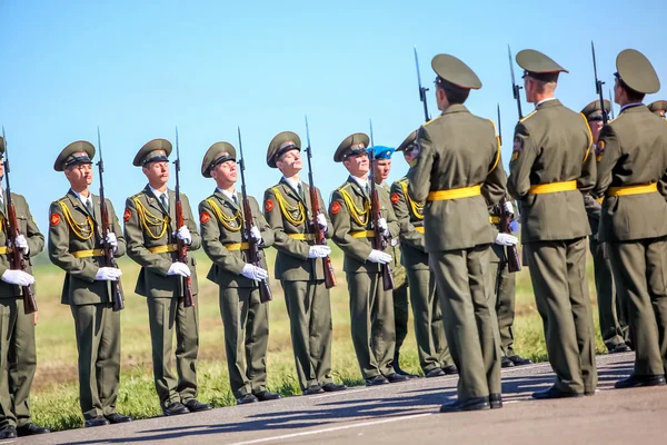 Omsk, Rusya - 07 Temmuz 2011: Uluslararası askeri sergi