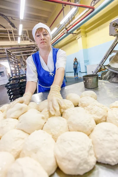 Omsk, Rusya - 19 Aralık 2014: Wokers ekmek fabrikası