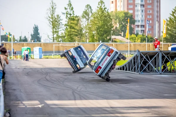 Omsk, Federacja Rosyjska - 03 sierpnia 2013: Auto rodeo, samochód hamuje — Zdjęcie stockowe