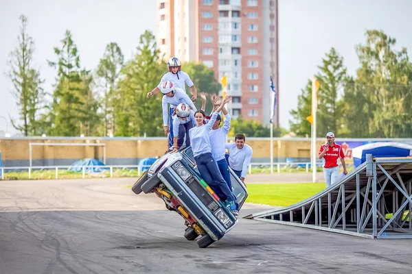 Omsk, Federacja Rosyjska - 03 sierpnia 2013: Auto rodeo, samochód hamuje — Zdjęcie stockowe