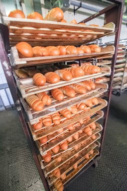 Taze pişmiş ekmek yığılmış ve paketleme fabrikası'nda için hazır