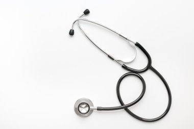 izole beyaz bir arka plan üzerinde yeni stetoskop