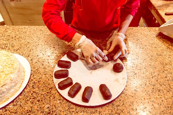 Vervaardiging van chocolade taarten in restaurant — Stockfoto
