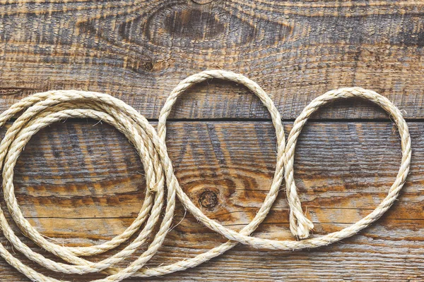 Мотузка на дерев'яному столі — стокове фото