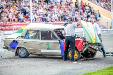 Omsk, Rusya - 03 Ağustos 2013: Otomatik rodeo, araba stunts.