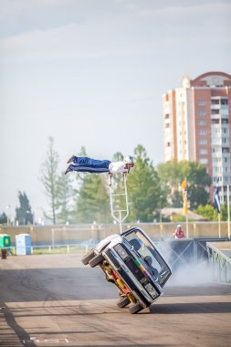 Omsk, Rusya - 03 Ağustos 2013: Otomatik rodeo, araba stunts.