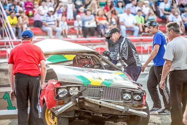 Omsk, Rusia - 03 de agosto 2013: Auto rodeo, acrobacias de coches —  Fotos de Stock