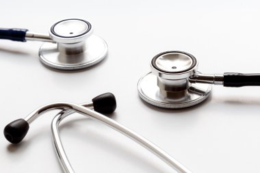 Beyaz arka planda iki modern stetoskop