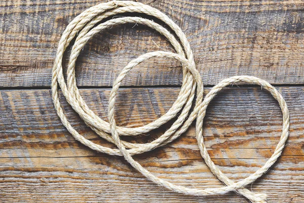Мотузка на дерев'яному столі — стокове фото