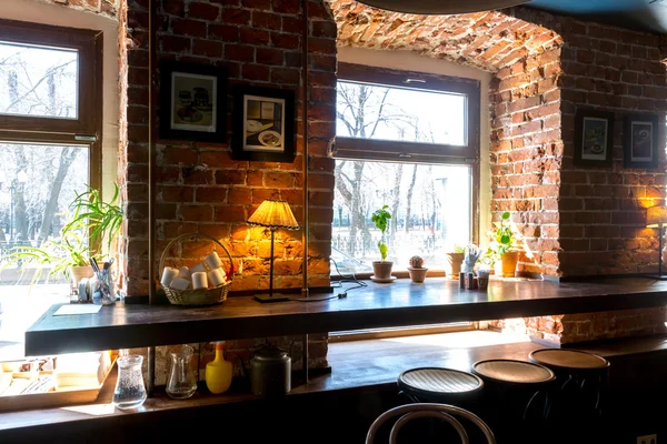Столик в кафе у окна — стоковое фото