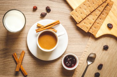 Kahve, kraker ve ahşap masa üzerinde kruvasan kahvaltı