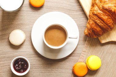 tatlı kahvaltı kahve, kurabiye ve kruvasan ahşap tablo