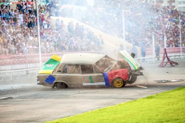 Omsk, Rusya - 03 Ağustos 2013: Otomatik rodeo, araba stunts.