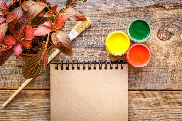 Hobby måleri - arbetsplats med färgpennor, gouache burkar — Stockfoto