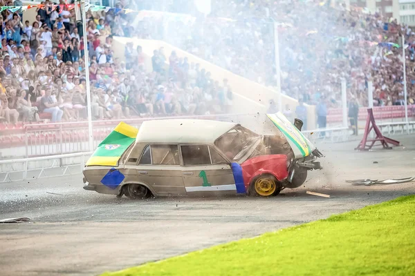 Omsk, Rusia - 03 de agosto 2013: Auto rodeo, acrobacias de coches —  Fotos de Stock