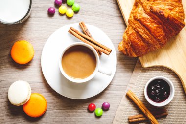 tatlı kahvaltı kahve, kurabiye ve kruvasan ahşap tablo