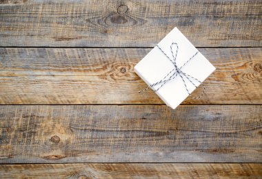 küçük beyaz hediye kutusu boş ahşap tablo