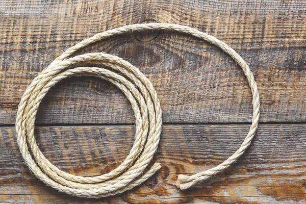 Мотузка зібрана на дерев'яному столі — стокове фото