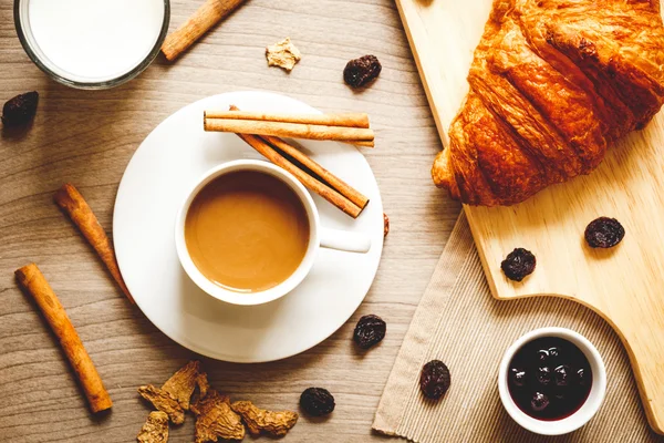 Desayuno en casa en mesa de madera con taza de café — Foto de Stock