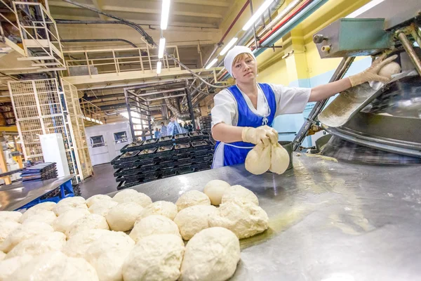 Omsk, Rusya - 19 Aralık 2014: Wokers ekmek fabrikası