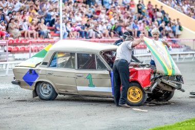 Omsk, Rusya - 03 Ağustos 2013: Otomatik rodeo, araba stunts.