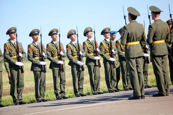 Omsk, Російська Федерація - 7 липня 2011: Міжнародна виставка військових — стокове фото