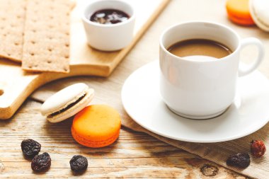 Kahve, kraker ve ahşap masa üzerinde kruvasan kahvaltı