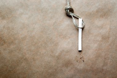 kavram hangmans düğüm sigara ile kraft kağıt arka plan üzerinde