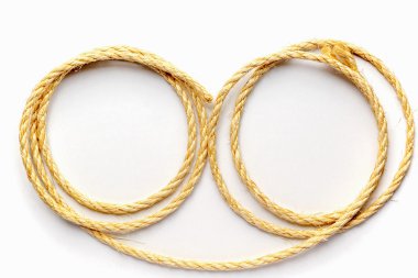 bükülmüş ip beyaz bir arka plan üzerinde kapat