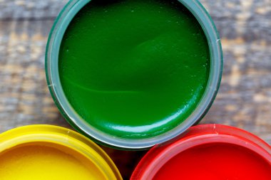 ahşap bir zemin üzerine guaş kutular