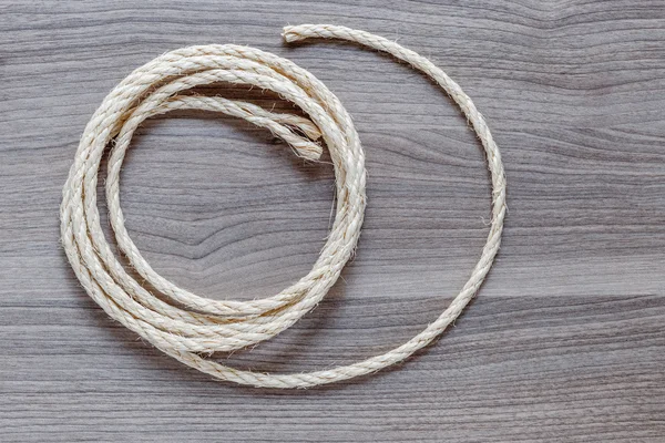 Мотузка зібрана на дерев'яному столі — стокове фото