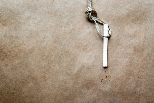 Conceito hangmans nó no fundo de papel kraft com cigarro — Fotografia de Stock