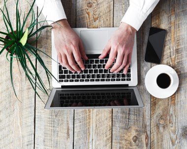 Çalışma evinde ahşap masa ofis çalışanı ile mans
