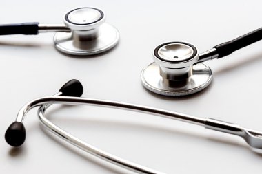 Beyaz arka planda iki sökülüp stetoskop