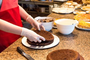 restoranda sünger kek pişirme işlemi
