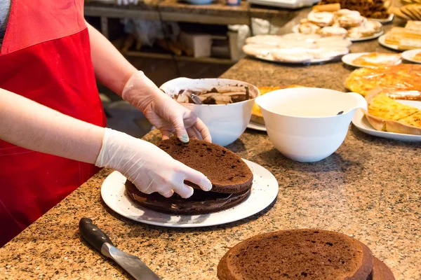 restoranda sünger kek pişirme işlemi