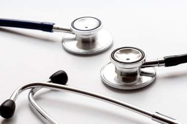 Beyaz arka plan üzerinde iki modern stetoskop