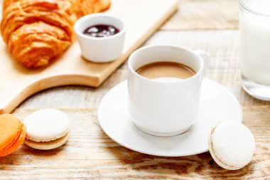 tatlı kahvaltı kahve, kurabiye ve kruvasan ahşap tablo