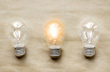 Üç cam Ampüller Lambalar - fikir kavramı için