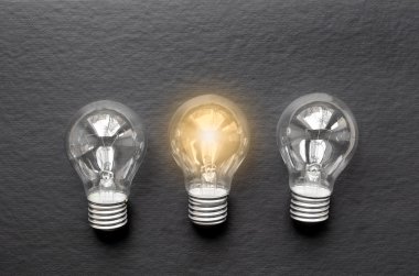 üç fikir illüstrasyon kavramı lamba siyah arka plan üzerinde yaktı.