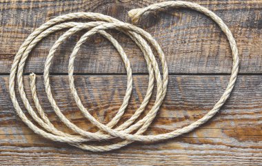 ahşap bir masaya kıvrılmış ip