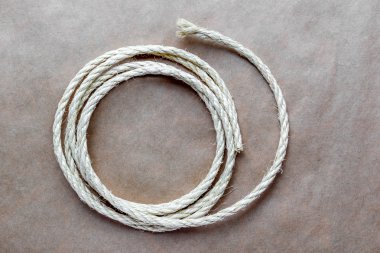 kraft kağıt arka planda, kıvrılmış ip