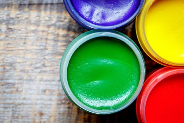 ahşap bir zemin üzerine guaş kutular