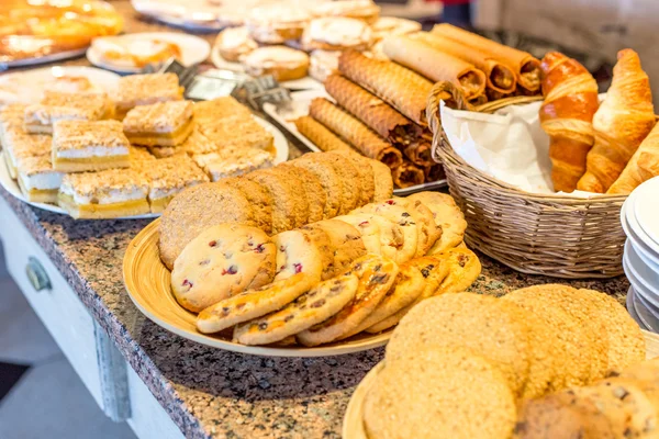 Diferentes tipos de biscoitos caseiros em placas — Fotografia de Stock