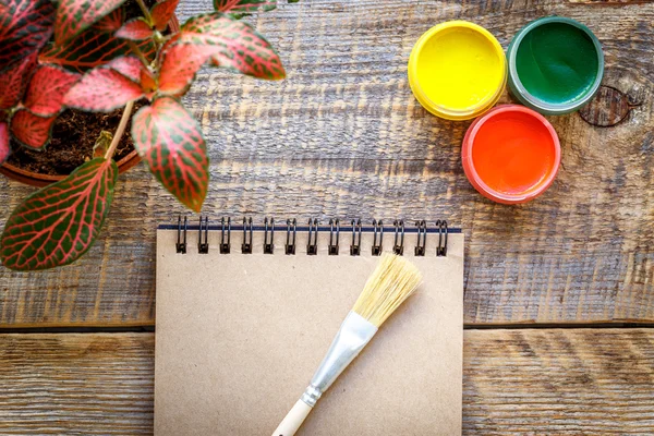Arbetsplatsen målare med gouache färg och öppna anteckningsboken — Stockfoto