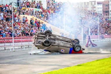 Omsk, Rusya - 03 Ağustos 2013: Otomatik rodeo, araba stunts.
