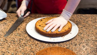 restoranda sünger kek pişirme işlemi