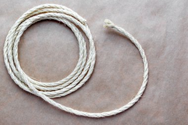 kraft kağıt arka planda, kıvrılmış ip